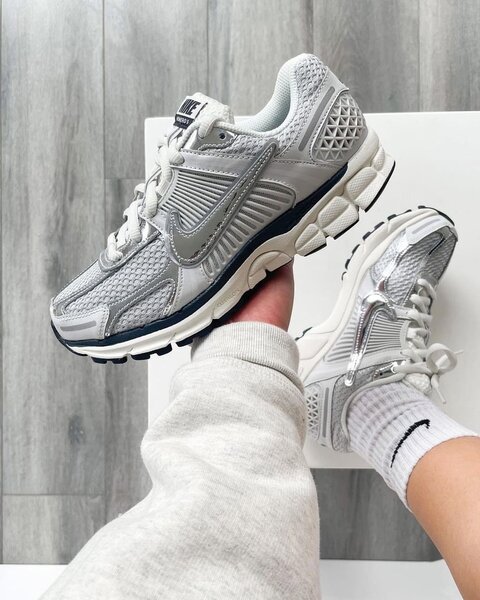 Baskets argentées tendance homme