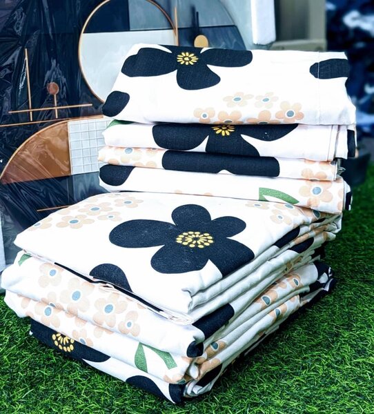  set includes 2 bedsheets and 4 pillowcases.