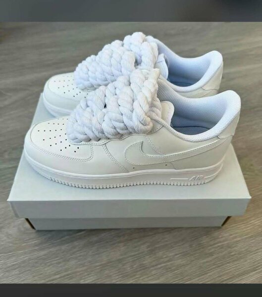 Sneakers blanches avec lacets épais