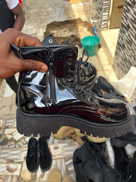 Bottes en cuir verni noir