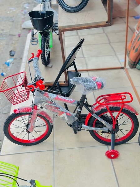 Vélo Enfant Rouge avec Panier