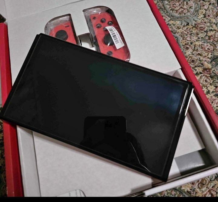 Nintendo Switch rouge avec écran LCD