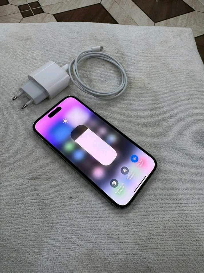 iPhone Pro avec chargeur rap