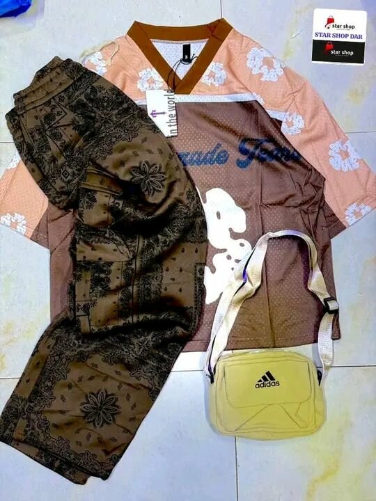 Ensemble homme - T-shirt, jean et sac à main