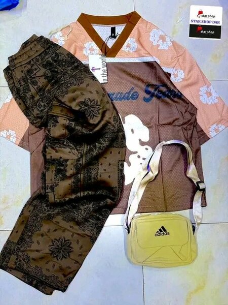 Ensemble homme - T-shirt, jean et sac à main