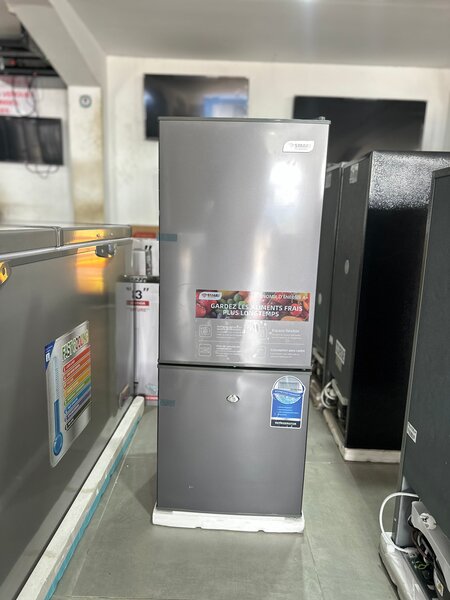 Réfrigérateur moderne gris 2c