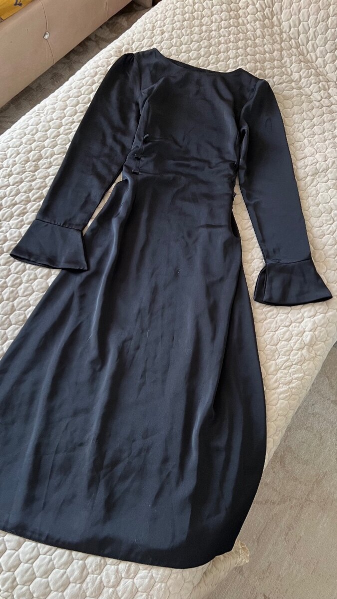 черное , скромное платье с завязками по бокам на талии