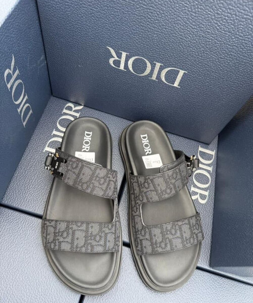 Sandales Dior élégantes