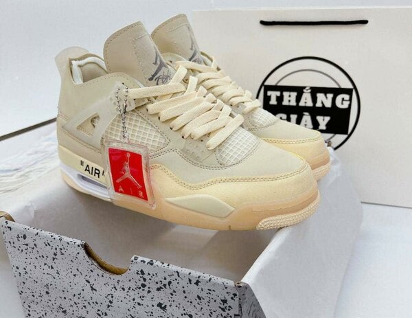 Chaussures Air Jordan 4 Crème