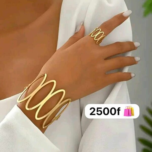 Bracelets et bagues dorées