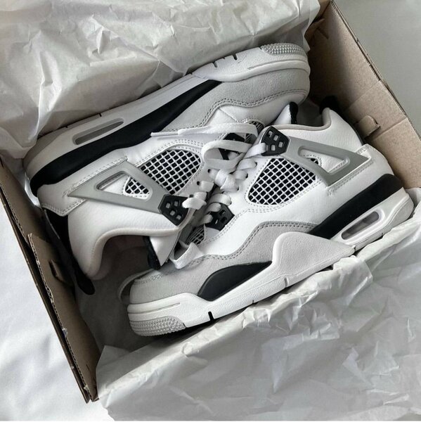 AIR JORDAN 4