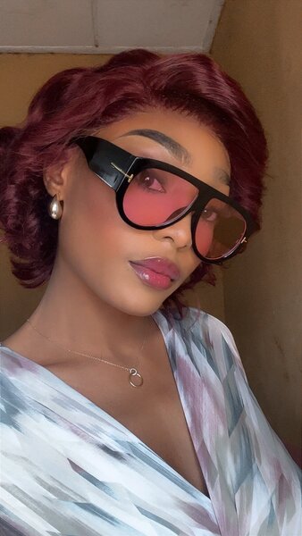 Lunettes de soleil rouges tendance