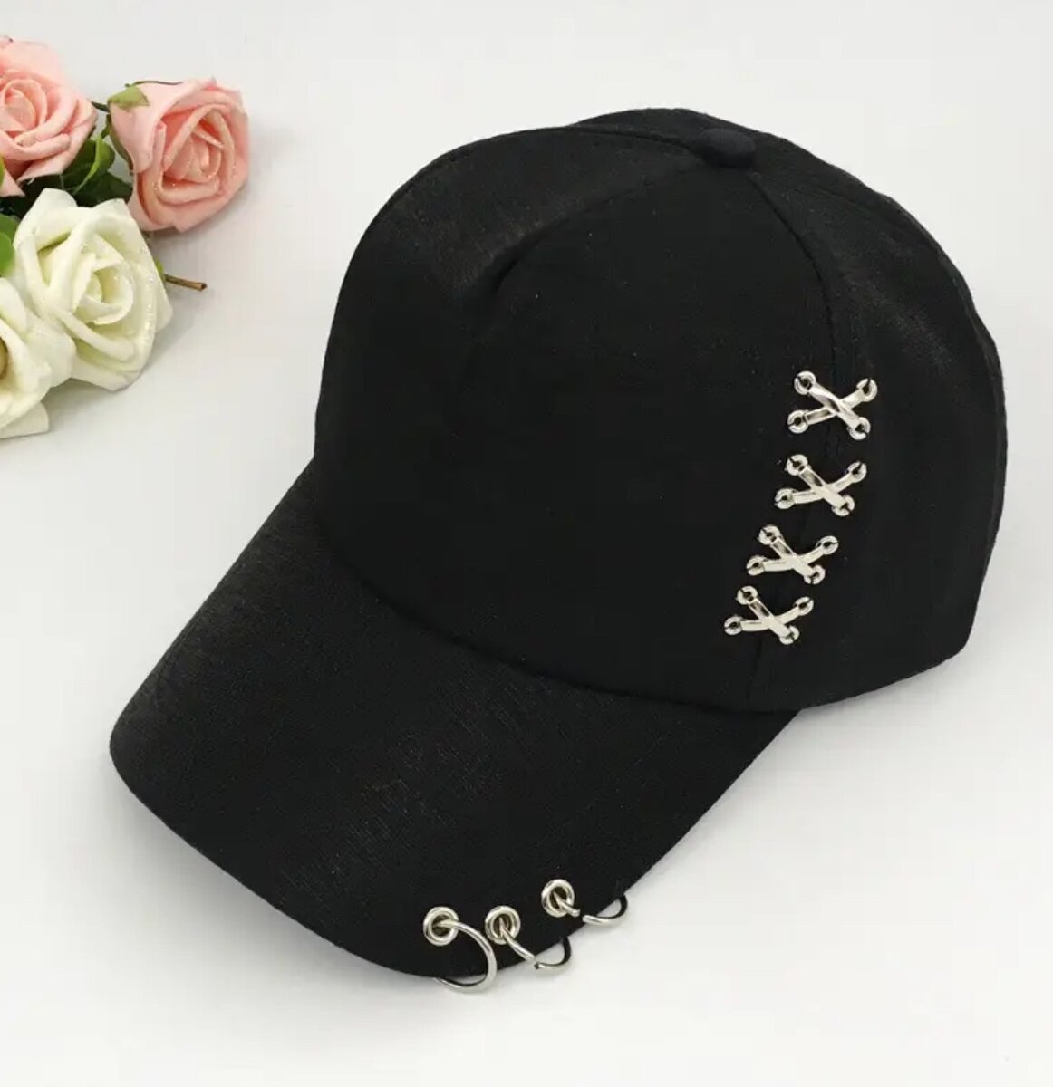 Casquette noire avec anneaux