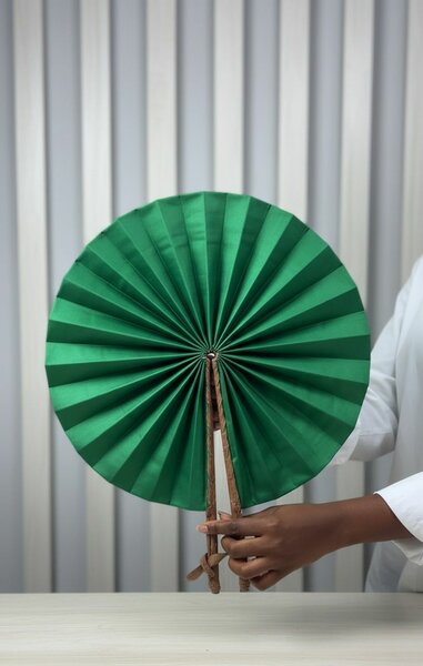 Éventail rond coloré en tissu