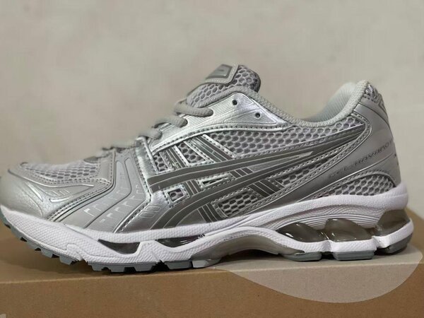 Chaussures de sport argentées