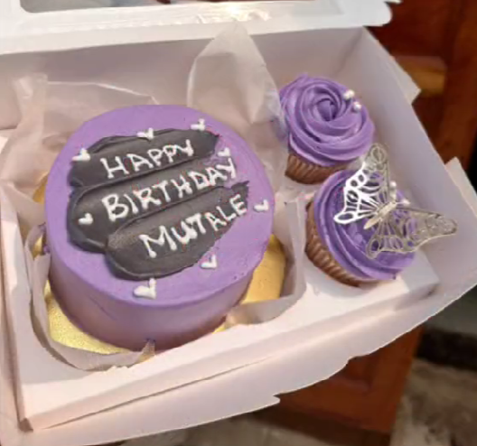 Bento cake and with 2 cupcakes