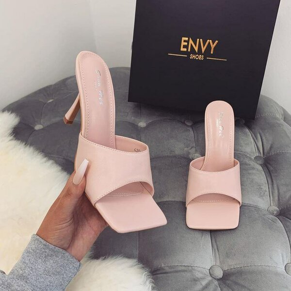 Mules à talons ouverts glamour