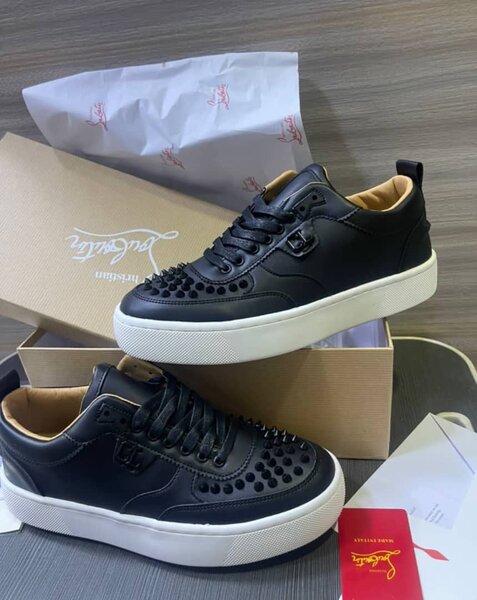 Baskets en cuir noir cloutées