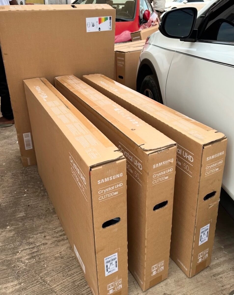 SUMSANG 50 SMART CRYSTAL UHD 4K BRAND NEaw