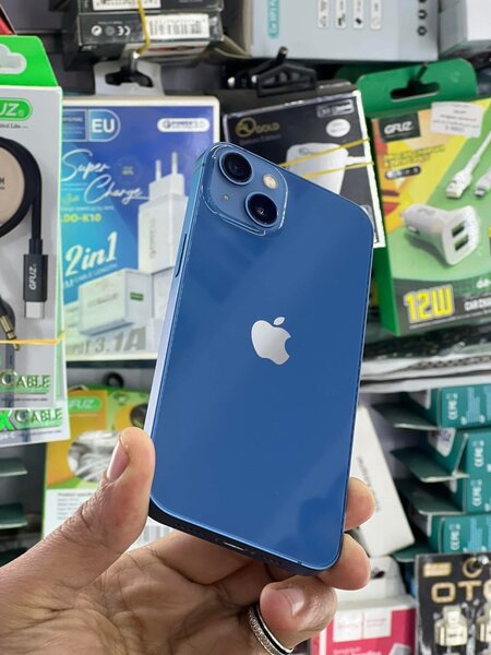 iPhone 13 bleu élégant