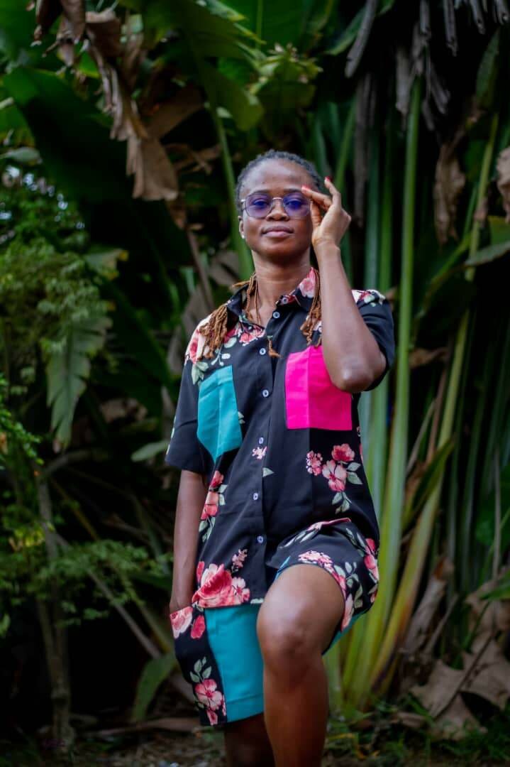 Chemisier fleuri à motifs colorés