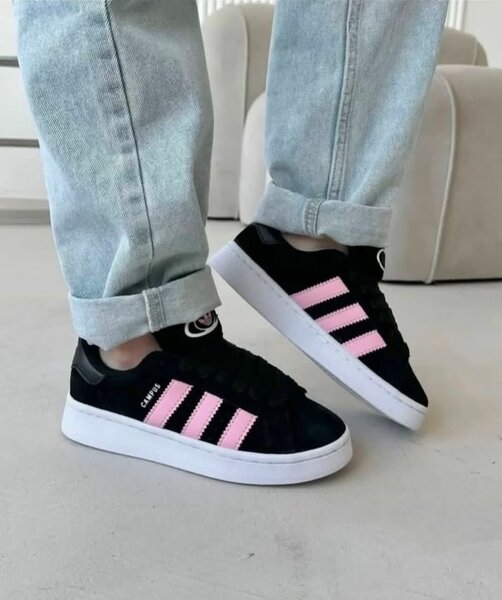 Baskets noires à rayures roses