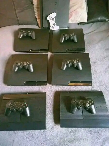 Console de jeu Xbox avec manettes