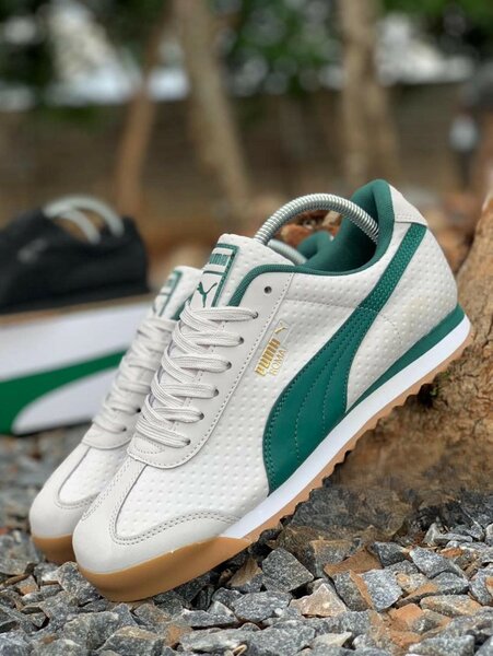 Baskets Puma de couleur blanche avec une bande combinée de couleur verte