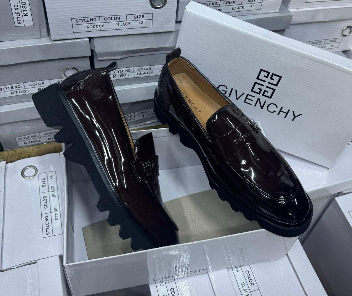 Mocassins en cuir verni Givenchy