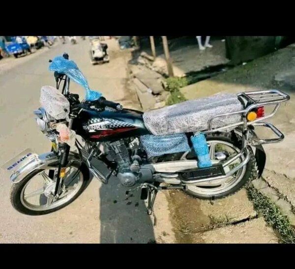 Moto SENKE noire neuve