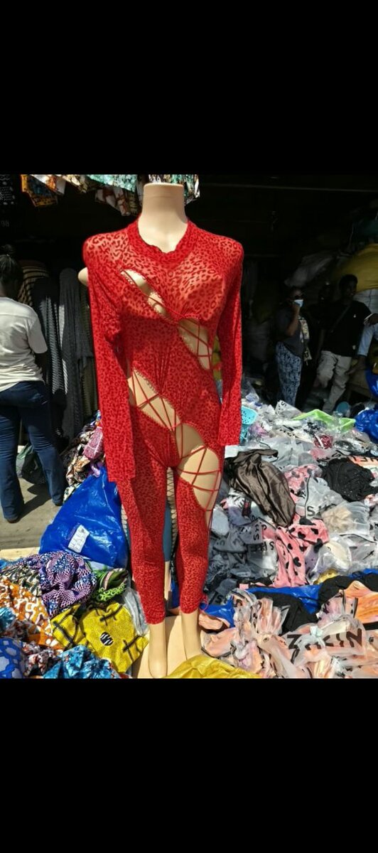 Combinaison moulante ajourée