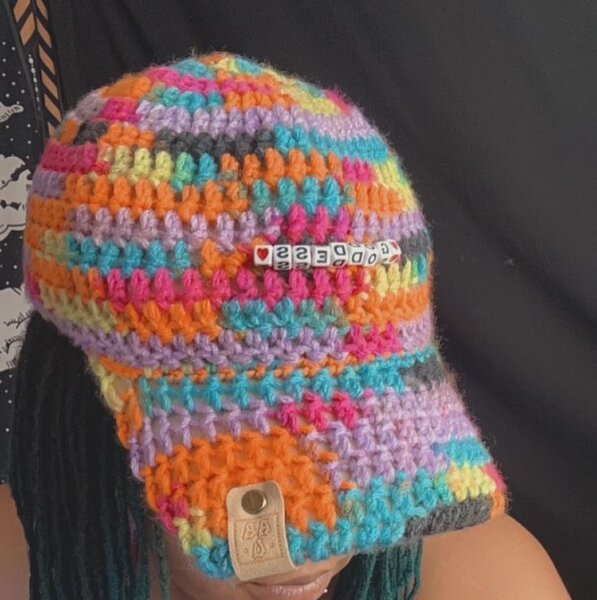 Casquette Colorée au Crochet