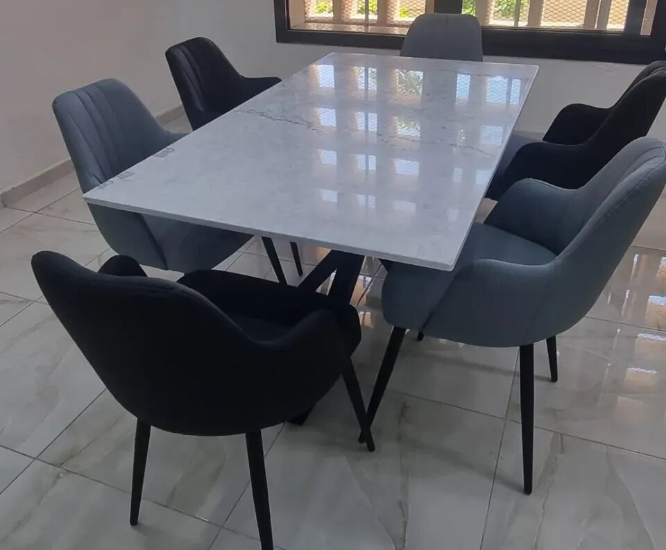 Table moderne avec chaises