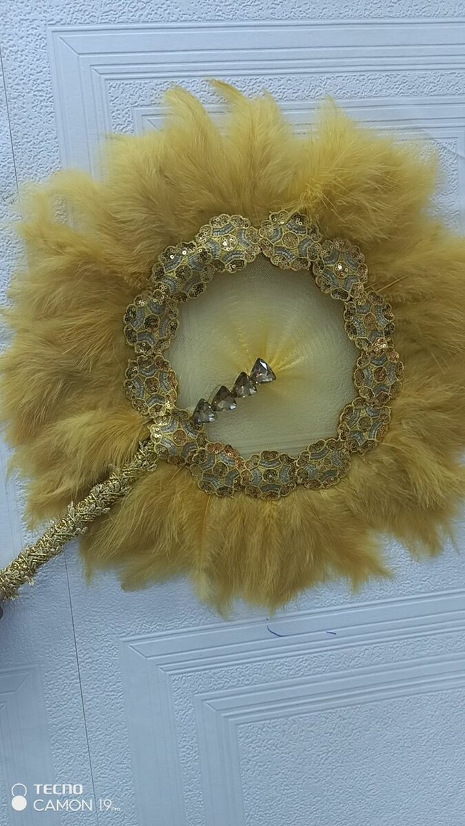 Éventail à plumes dorées