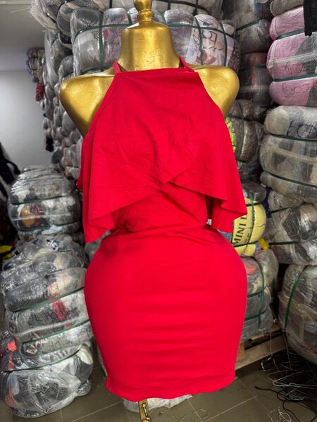 Robe rouge dos nu élégante