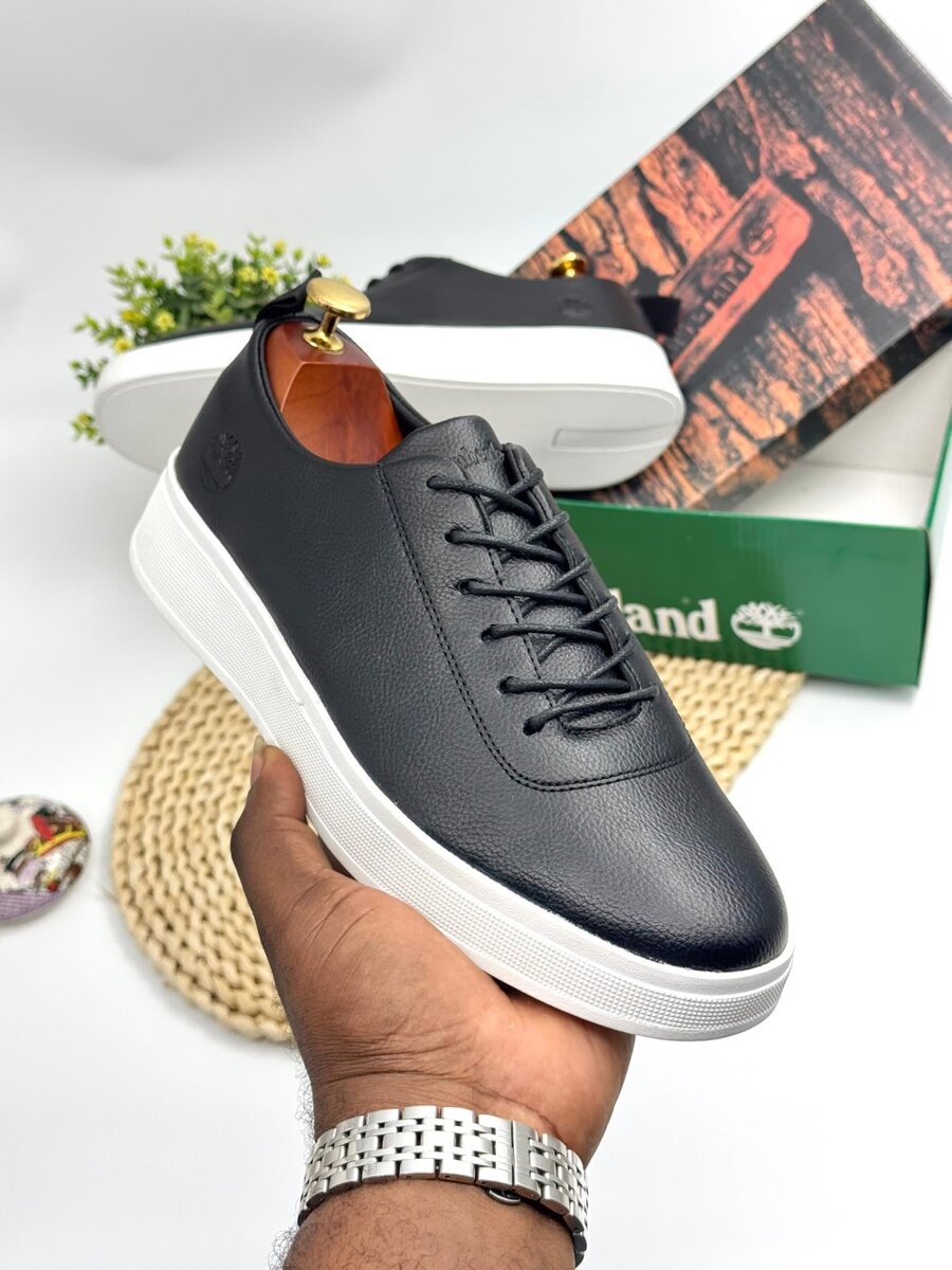 TIMBERLAND BLACK AND WHITE