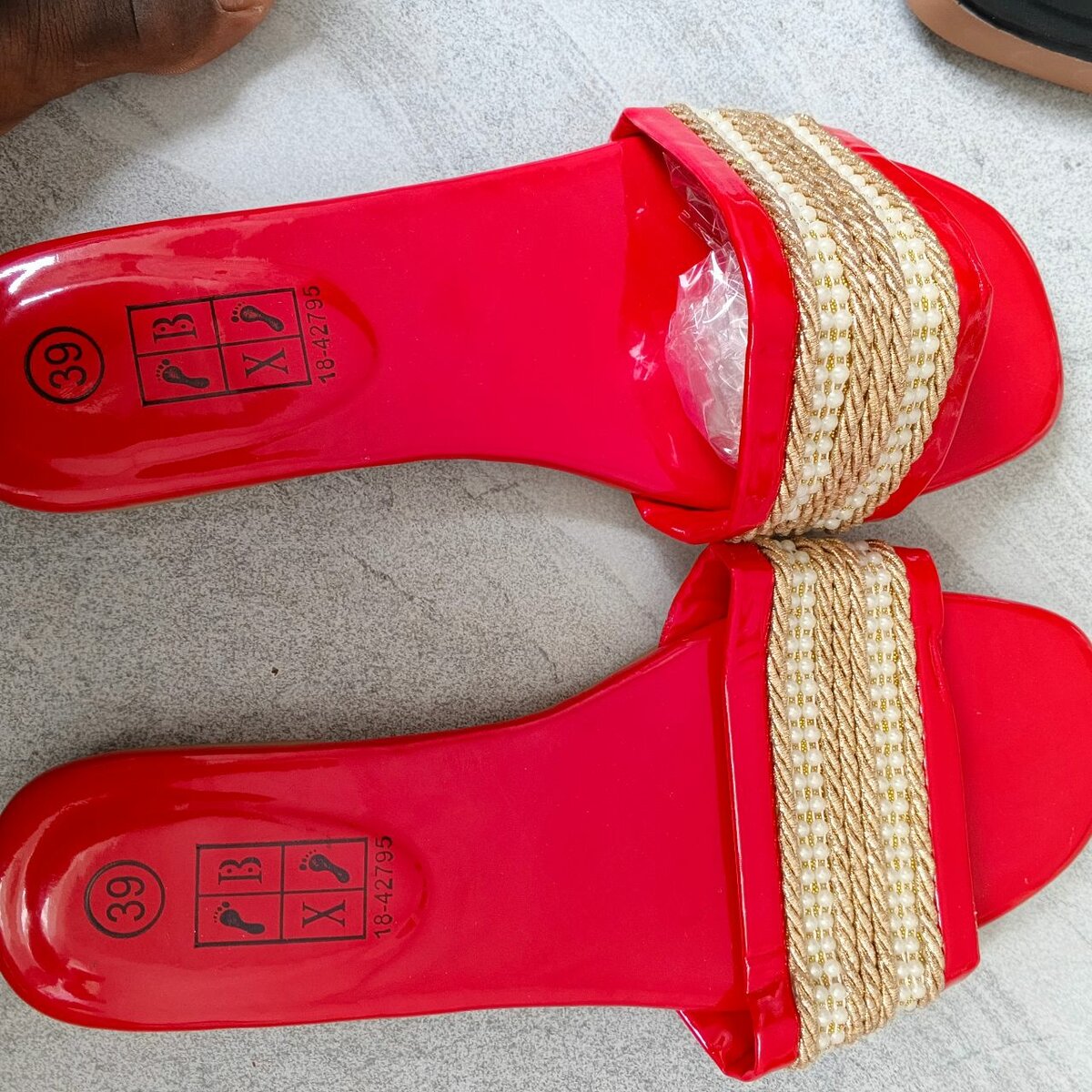 Sandales rouges tressées