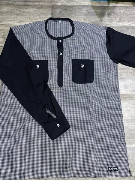 Chemise homme, manches longues, grise, manches noires, taille L.