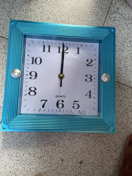 Horloge murale carrée bleue