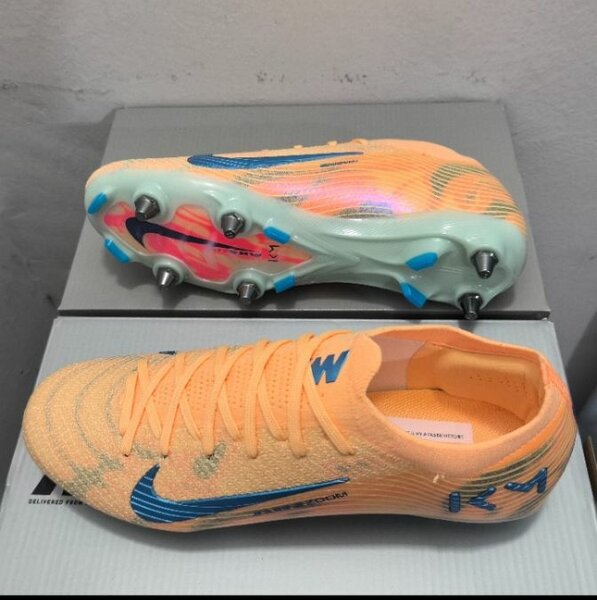 Crampons nike et adidas