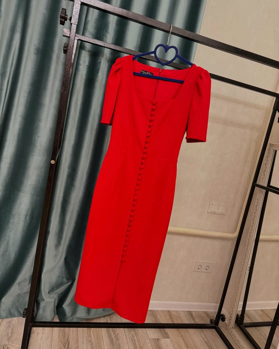 Красивое красное платье