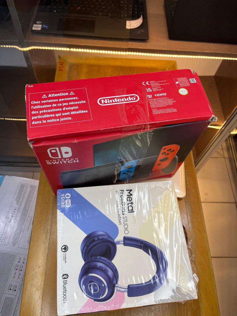 Nintendo Switch avec Joy-Con Neon