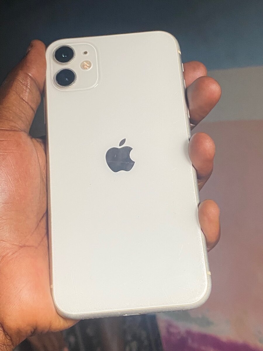 iPhone 11 avec écran fissuré