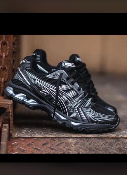 Baskets noires modernes