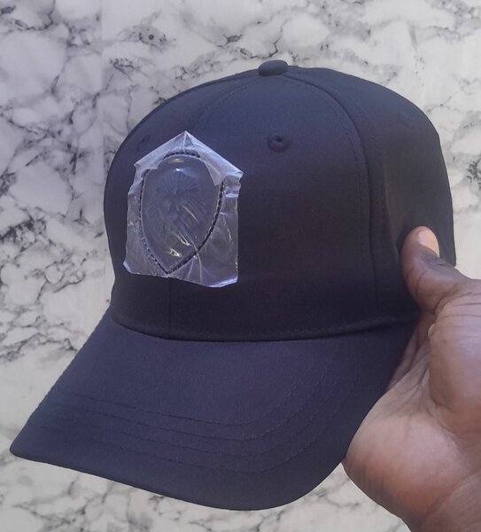 Casquette noire moderne