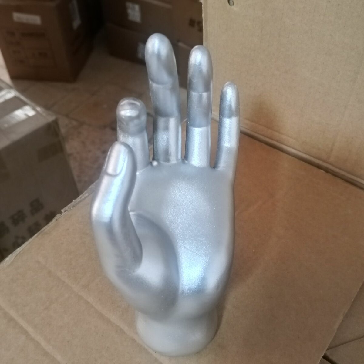 Porte-bijoux main dorée