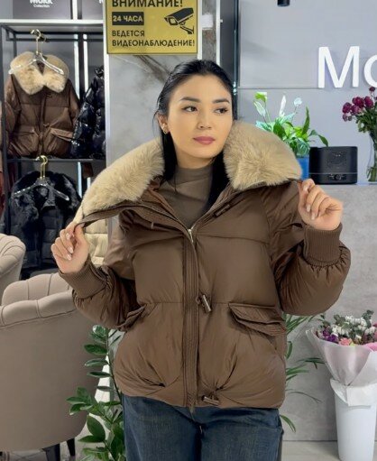 Курка укороченная коричневая с меховым воротником