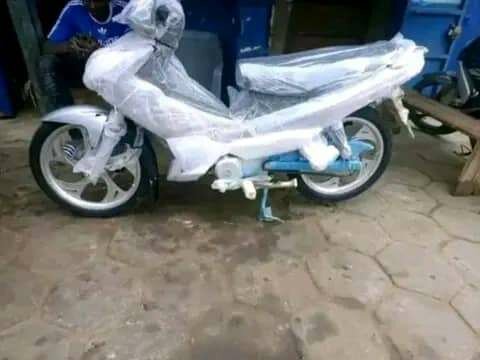 Moto neuve sous plastique