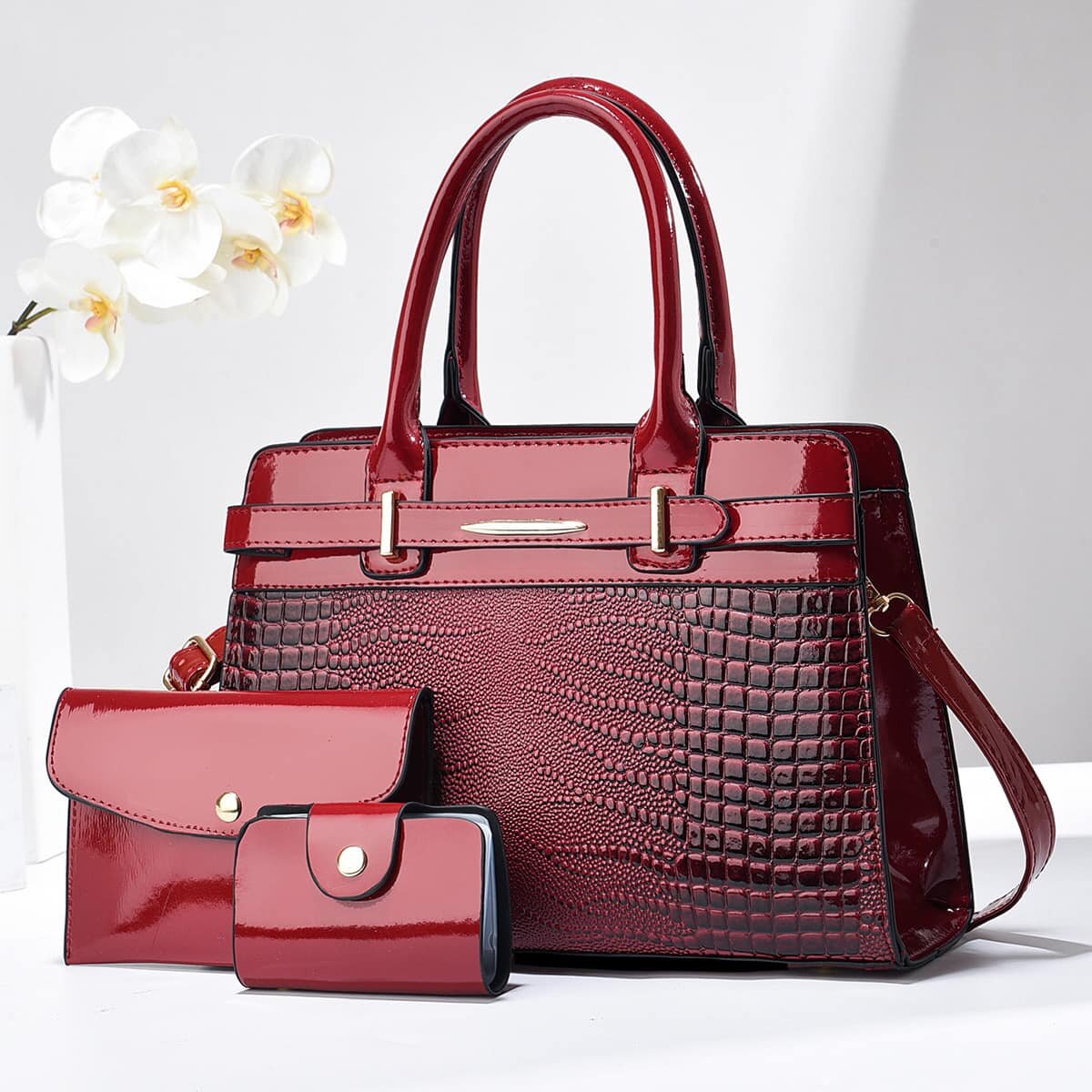 High-quality, stylish women's bag with accessories