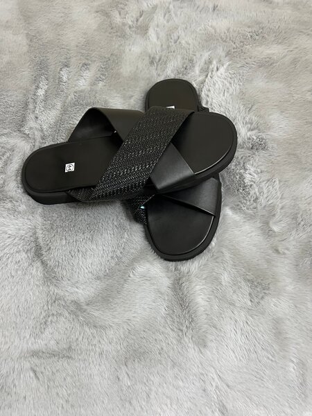 Sandales croisées élégantes noires